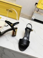 fend1 走秀款，Delfina圆头凉鞋，独家顶级货源！ 单品中的天花板，高级感满满，无论搭裙子还是裤装都透露出高级、大气的气质！无敌质感 鞋面选用Ff字母经