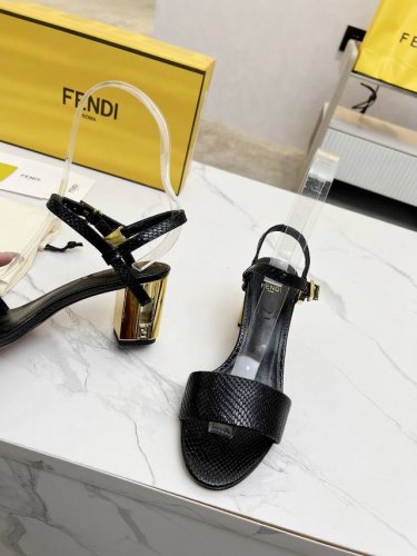 fend1 走秀款，Delfina圆头凉鞋，独家顶级货源！ 单品中的天花板，高级感满满，无论搭裙子还是裤装都透露出高级、大气的气质！无敌质感 鞋面选用Ff字母经