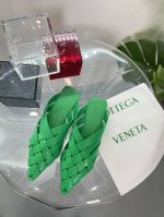 Bv绿 Alfie便鞋细节单品 高版本 小方头 Bv每年的夏季凉鞋都好美啊 将经典的编织运用在鞋履上知性优雅干练 满满的高级感小方头设计美美哒～～ 面料选用原版