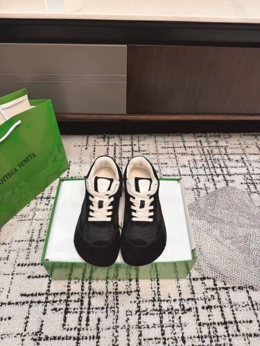 代购级 Bottega Veneta Bv葆蝶家 25Ss新款 阿甘鞋 德训运动鞋 Sneaker科技尼龙和绒面打造，灵感来自复古球鞋，全新演绎经典运动鞋，轻便