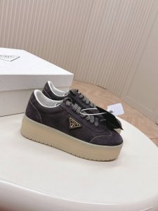 最高版 Prada普拉达 25新款 厚底 休闲运动鞋 这款运动鞋延续经久不衰的轮廓，是新款经典单品。采用皮革精心制作， 提升格调。款式轻盈，搭配三角扣标志加5C