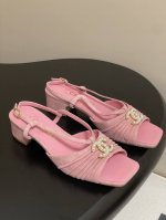 25P春季新款Chanel 小香 褶皱蝴蝶结粗跟凉鞋双C珍珠钻扣小方跟凉鞋 珍珠双C扣设计 真的太时髦了奢华又低调 彰显气质和品味！ 鞋面：羊猄捏皱 内里垫脚：