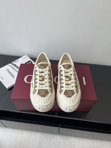 Gucci 25Ss新款Gg帆布鞋 休闲鞋 这款运动鞋 以标志性Gg帆布匠心打造 将典藏设计与现代美学巧妙糅于一体 大胆前卫的廓形配以 Gucci 印花压纹橡胶