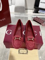 Gucci 饰马衔扣女士平底芭蕾鞋 衣橱必备单品优雅焕新。这款设计以优质迷你Gg绒面材质匠心打造，巧妙融合品牌经典传承与现代精致魅力。经典马衔扣细节以闪亮的银色