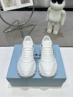出厂价 ，Prada 225普拉达新品，实力来袭！众多网红同款，时髦百搭Nice单品，意大利专柜代购原版鞋开发，1比1照足原味复刻。今年的主题就是不被定义 通过