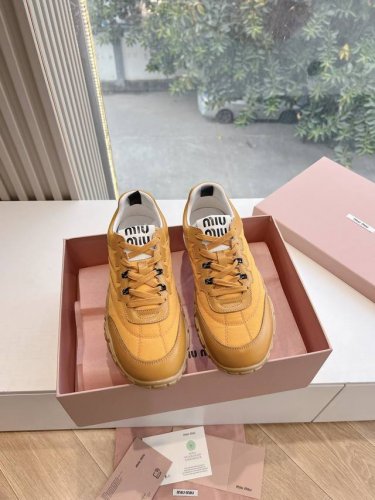 所见即所得G086Miu Miu 25Ss 春夏新款走秀Miumiu 德训 休闲鞋秀场工艺来自Miu Miu系列的细节特写 新季的潮流此刻挚爱的概念，多元对撞，