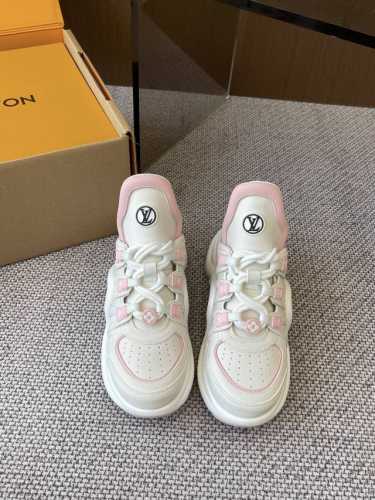 Lv 2025春夏新款老爹鞋 半拖尽显青春活力，日常穿搭超级抢眼，经典的拱形设计，一向被称之为美腿神器！绝对的人手必备 鞋面：原版一致牛皮，耐穿耐磨 大底：原版