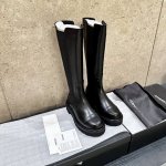 代购级 CHANEL 香奈儿 24ss 小香秋冬新款靴 真的是帅气时尚的代表 靴筒五金字母点缀 低调不失奢华！简约时尚个性又大气！ 自然流畅的美感，有种惊艳了时