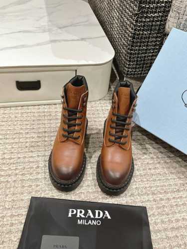 Prada普拉达 24 最新 厚底复古擦色马丁短靴 时尚厚底休闲机车马丁靴，独到味道，人人都爱也轻松驾驭 每年都会爆.还有就是百搭经典的鞋楦，足以征服你，穿上它