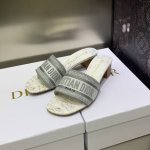 工厂p价p平底 粗跟 迪奥 Dior Dway 早春新款一字拖女鞋 Cd字母Logo立体刺绣平底凉鞋 圆头粗跟果冻色露跟拖鞋 市面顶级版本 材质:鞋面原版一致高
