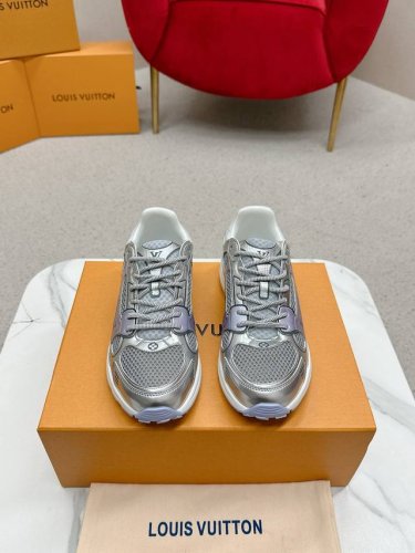 实价： 情侣款 Lv 路易威L家 驴牌 最新Olympia系列 情侣款 银角大王 休闲 运动鞋 跑鞋 本款 Lv Olympia 运动鞋融合网格面料与金属质感合