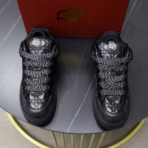 出厂价Pp： 情侣款Dior Xerl联名款大舌头滑板运动鞋，由 Dior Man鞋履设计师 Thibo Denis携手Erl设计师 共同打造，鞋款采用桃红,浅