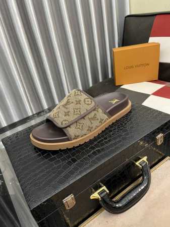 出厂价 Lv 多色新款男士拖鞋 ，原单品质顶级版 ，原版专用荔枝纹胶皮内里侧羊皮，组合底，步履更稳，更舒适轻便，高档大方，码数:38~44 - 点击图像关闭
