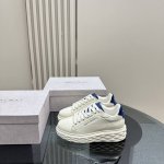 JIMMY CHOO 原版大底休闲小白鞋，采用最新工艺设计，立体感强多种工艺融合一起，颠覆时尚，超级有型！搭配超美。原版一比一 百搭又潮流，可盐可甜！新版面，后