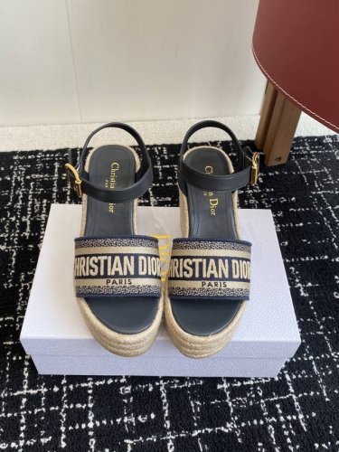 代购级 dior 迪奥 25Ss 夏季高版本新款 厚底拖鞋 简约超级百搭. 上脚完美奢华可任意搭配春夏服饰. 脚感更是舒适 材质原版完美复刻. 原版拆解开模.