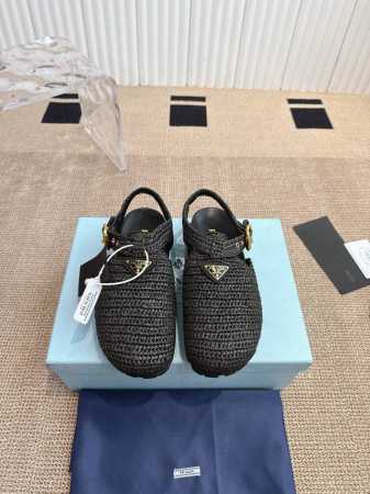 prada 普拉达 包头拖鞋 这款多功能设计结合了品牌的传统与现代感 展示了一个倒三角的标志 增添了一丝标志感 采用麂皮制成 这双鞋提供了一种流畅的轮廓和耐用的 - 点击图像关闭
