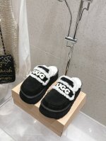 UGG 新款明星同款拼色厚底毛毛拖鞋 半拖 短靴 雪地靴 内里羊毛一体 保暖性能卓越 耐磨橡胶底 鞋子抓地力更好 拥有这一双UGG 让小脚丫在寒冷冬日始终温暖舒