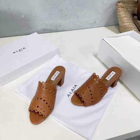 高品质出厂平底 ！小众潮牌顶级品质！Alaia阿莱亚25春夏新款经典复古镂空雕花平底、粗跟拖鞋系列 满满的少女风 既摩登又复古的味道 非常的简约大气 不管是半身 - 点击图像关闭