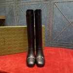Gucci 冬季新款 古驰以双G扣为潮流的领先者，顶级高端品质 作为风格鲜明的品牌标志性象征，标识元素不断透过新颖别致的手法为单品带来更多新意。每一个标识都蕴含