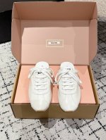 代购级 Miu Miu 25Ss早春新款德训包头拖鞋 官网同步高版本 原版牛皮面料搭配精致芽边 每一寸皮质都透着低调的奢华感 穿上就是 不刻意的高级 可调节绑带