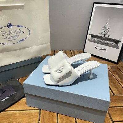 p直销 P直销Prada 普拉达 Ss闪亮登场高跟方头拖鞋，三角经典Logo标。呈现经典轮廓。不管面对任何场景 主场只属于你！ 面料 开边珠 羊皮内里，原版意