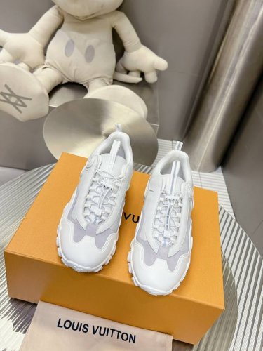 LV RUSH 运动鞋 路易威登艺术总监Nicolas Ghesquière为2024早春秀场创作此款 LV Rush 运动鞋，点明复古拳击鞋和跑鞋的灵感启发。