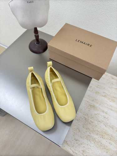 平底 小羊皮 玛丽珍 超舒服 Lemaire 来自法国巴黎 设计师品牌 女鞋 柠檬黄 小羊皮 真皮包跟 档次满满 防滑大底设计 将肌肤分割成块面，有着若隐若现的
