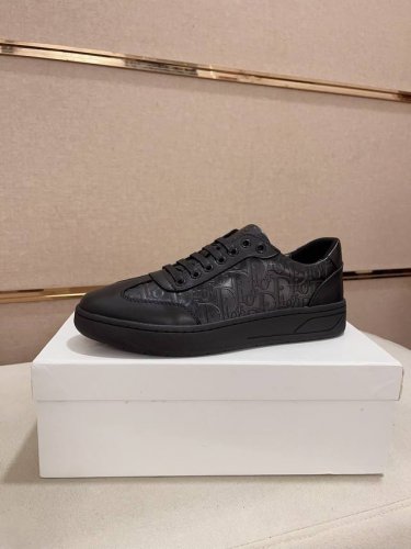 迪奥 Dior 新款休闲运动风男鞋 全新春夏季款设计 完美做工 系带懒人款打造装柜品质 鞋面 进口头层牛皮 羊皮内里柔软舒适 超轻Tpu耐磨大底 简约 百搭风时