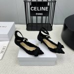 出厂： 独家顶级版本 Dior*迪奥 2025vs新款单鞋系列 尖头珍珠扣单鞋 原版购入开发 ！完美还原这款鞋的楦形细节鞋面进口牛漆皮 内里垫脚细腻小羊皮，看细