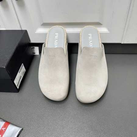 prada 真皮男士半拖 四色到货 这款时尚休闲的穆勒鞋 精选植绒牛反二层牛皮 巧妙融合精致质感 皮革衬里 鞋面饰有prada Milano字母徽标 10毫米轻 - 点击图像关闭