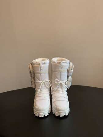 Prad* 普拉达女士徽标尼龙华达呢雪地派对金属标齿轮厚底收缩系带羽绒雪地靴女 有轻奢的内蕴品质，颜色明柔和大气，自带温暖的腔调，材穿着舒服，爱不释手 高颜值高 - 点击图像关闭
