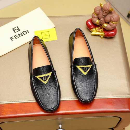 工厂价 Fendi-芬迪 经典新款男士休闲套脚鞋专柜品质，原版1:1优质做工鞋面采用进口头层牛皮，皮内里，时尚懒人豆豆设计休闲乐福款，配原版生胶耐磨大底绝对高档