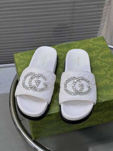 出厂 Gucci 新款双G水钻厚底拖鞋一字拖！ 面料：羊皮 内里：水染羊皮里 大底：原版防滑橡胶底 尺码：35-40 40定