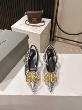 巴黎世家 Balencaga 新款漆皮Bb五金扣系列！这款鞋型是淑女尖头跟鞋上脚美爆又百搭 Ins爆款 原版购入开模，定制鞋面原版牛漆皮，私膜定制五金扣，所有的 - 点击图像关闭