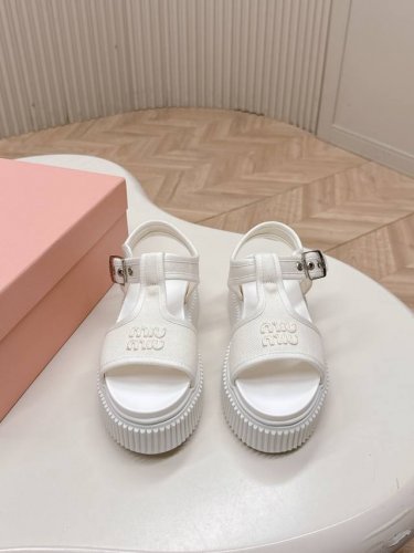 出厂 Miumiu缪缪春夏走秀款饼干凉鞋 厚底鞋 简约的运动板鞋设计 极具辨识度的鞋舌 打造佛系甜美的休闲风~~上脚气场十足随意搭配 长裙 短裙 短裤 穿出与众