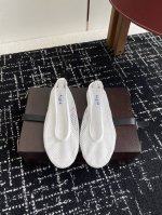代购级 alaia 25Ss 春夏季新款 明星同款 穿搭万金油 渔网鞋 芭蕾舞鞋 轻盈透气 夏日松弛美学透气网面日月光倾泻 交织出若隐若现的透感美学 网面设计