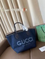 大号 Gucci 单宁牛仔托特包◆ ▼一款包袋，两种风格。 Gucci Totissima系列托特包演绎双面美学，- 面丹 宁面料，一面Gg Supreme老花