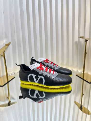 顶级版本: 男款 Valentino 2025华伦天奴最新春季运动鞋！渐变色一体鞋面，Runboot运动轻盈舒适，蓝球鞋、跑步鞋、时尚运动鞋集于一体的多功能设计