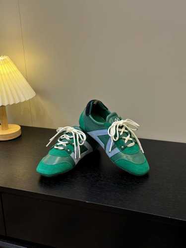出厂价p 男码+10 Lv Sneakerina运动鞋 巧妙融合了运动鞋与现代芭蕾平底鞋这两种碰撞元素，兼具功能性与时尚感， Lv Sneakerina以流畅线