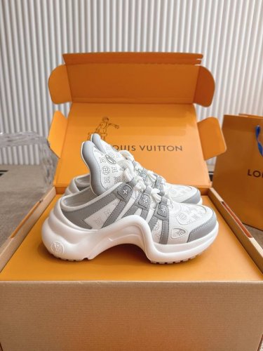 Louis Buiton路易威登拱桥半拖 Archlight系列拱桥底老爹鞋休闲厚底系带运动鞋，视觉效果很凉爽，一个个都奶呼呼谁看了不迷糊#穿上立马变成大长腿，
