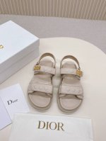高端电绣款 Dior 最新款凉鞋 这款混种羊皮 Dioract 凉鞋款式时尚。搭配贴合脚型的内底，采用格外轻盈、舒适的皮革制作。鞋面饰带采用魔术贴开合，搭配金色