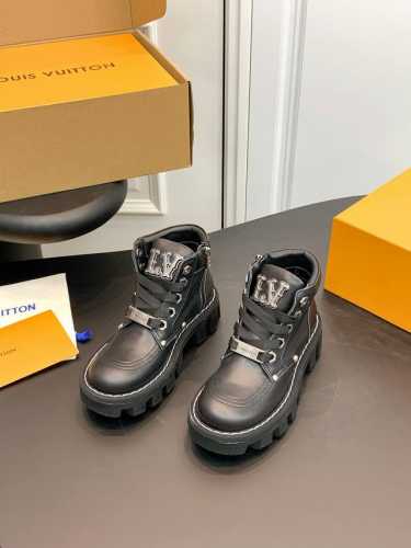 顶级版本2024新款代购品质~ LV秋冬cheer系列厚底短靴马丁靴及踝情侣款靴cheer及踝靴亮 2024春夏秀场，以正绒面牛皮革演绎多元风尚。 鞋面点缀铭纹