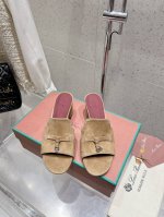 Loro Piana 25春夏Lp顶级版本英伦宝石吊坠夹脚平底拖鞋凉鞋 原来这就是传说走两万步都不会累脚的夹脚凉鞋把颜值和脚感都拿捏住了，上脚一走就会被彻底沦陷