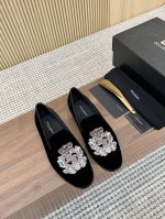 d&G Ariosto系列莫卡辛便鞋 绒面男士乐福鞋皮鞋 以全新版本创意呈现。电脑绣花D G皇冠Logo标志性标牌装饰别具一格。 风格优雅考究，鞋面电绣皇冠徽标