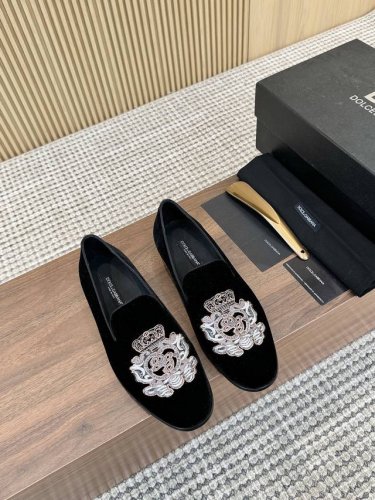 d&G Ariosto系列莫卡辛便鞋 绒面男士乐福鞋皮鞋 以全新版本创意呈现。电脑绣花D G皇冠Logo标志性标牌装饰别具一格。 风格优雅考究，鞋面电绣皇冠徽标