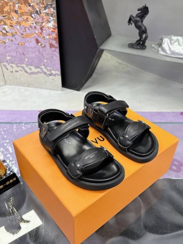 实价 louis Vuitton lv凉鞋系列 路易威登夏新款拖鞋火爆上市 1:1高级定制 秒杀一切仿品 原版开模Logo冲孔装饰 既时尚又美观 早春新款 顶级