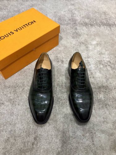 Louis Vuitton Lv 男士经典牛津鞋男士商务正装雕花皮鞋 经典款 杏仁核精致鞋头 极致艺术 全鞋采用进口打蜡饮奶牛牛皮古法手工描改擦色 墨绿色 精挑