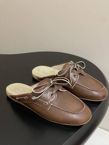 25Ss早春新款Miumiu 缪缪英伦风系带穆勒半拖鞋蝴蝶结复古平底芭蕾鞋 这款穆勒拖鞋融合复古灵感与学院气质 选用牛皮革拼接织物打造 采用精致的设计 带来全新