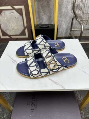 实价 。 Valentino-华伦天奴 夏季拖鞋，鞋垫采用高弹乳胶铺垫，好看耐穿、潮流指数一直都是、绅士款、超级舒适好穿 配原版包装码数：39-44 45定做不 - 点击图像关闭