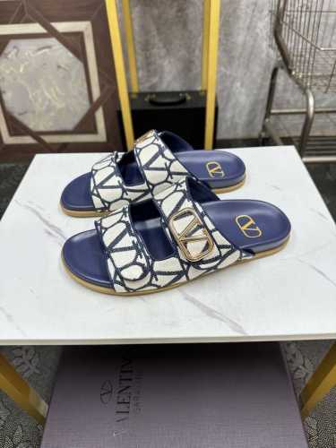 实价 。 Valentino-华伦天奴 夏季拖鞋，鞋垫采用高弹乳胶铺垫，好看耐穿、潮流指数一直都是、绅士款、超级舒适好穿 配原版包装码数：39-44 45定做不